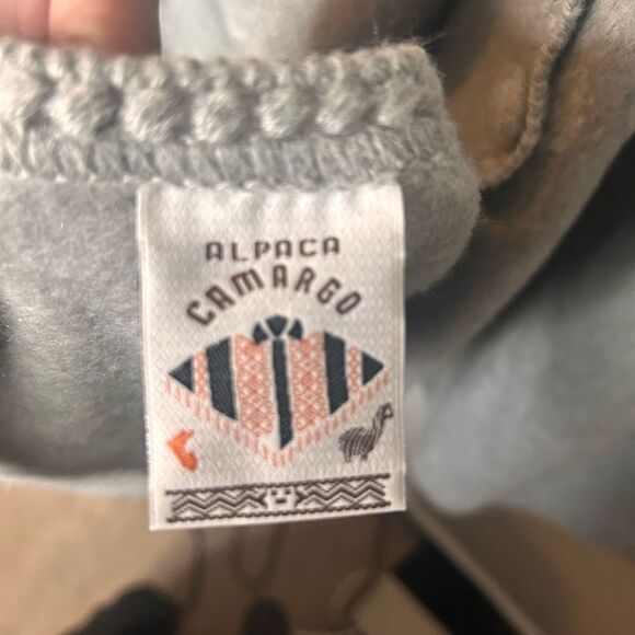 Alpaca Camargo Gray Alpaca poncho with attached scarf - Picture 2 of 5